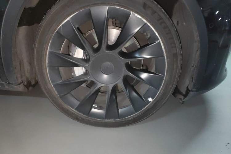 Used Tesla Model Y 2021 Standard Range Rear-Wheel Drive Version Right Front Wheel Hub