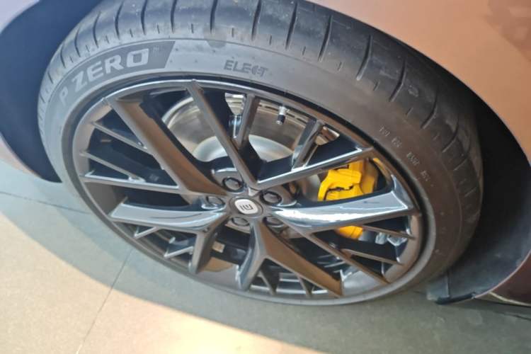 Used Xiaomi Auto SU7 2024 Four-Wheel Drive Ultra-Long Range Advanced Intelligent Driving Max Edition Right Rear Wheel Hub