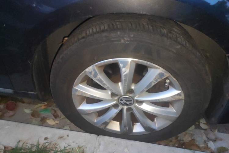 Used Volkswagen Magotan 2012 Revised 1.8TSI Luxury Version Right Front Wheel Hub