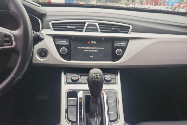 Used Geely Auto Emgrand X7 Sport 2018 1.8TD Automatic Two-Wheel Drive Smart Connect 4G Internet Edition Audio And AC Panel