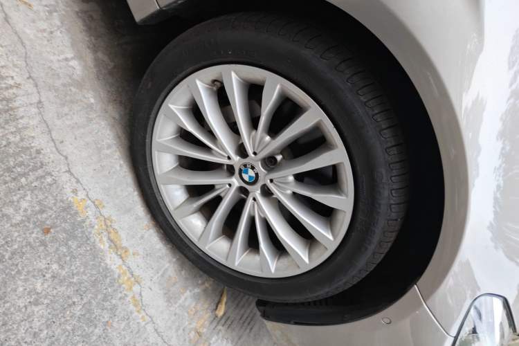 Used BMW 5 Series 2019 Facelifted 530Li Luxury Edition Premium Package Right Front Wheel Hub