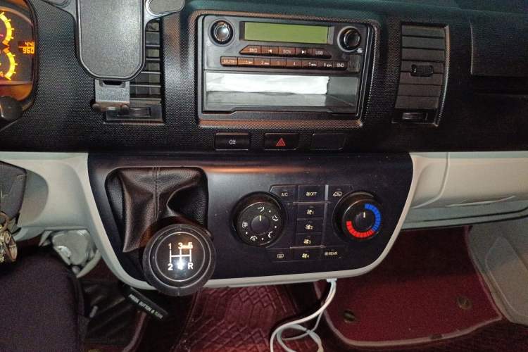 Used Jinbei Hiace 2016 2.0L Luxury Version V19 Audio And AC Panel