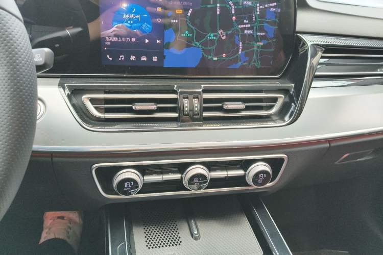 Used Hongqi HS5 2023 2.0T Qixiang Pro Edition Audio And AC Panel