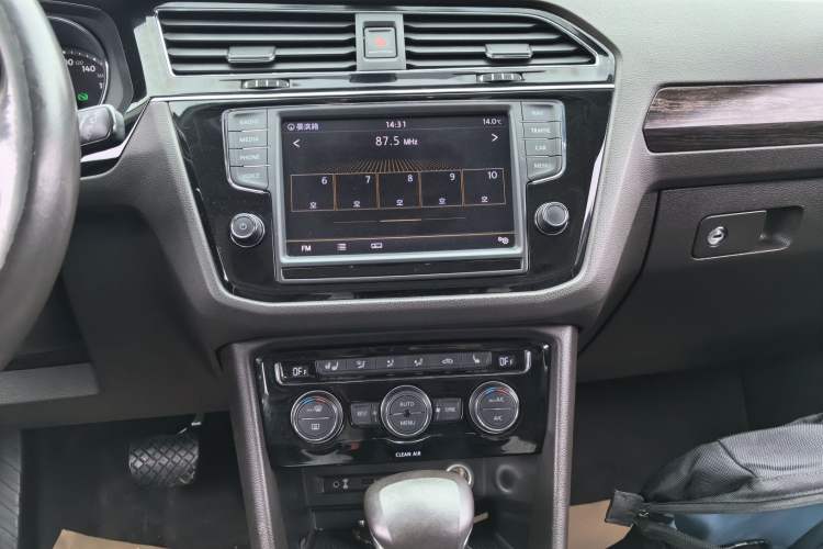 Used Volkswagen Tiguan L 2017 330TSI Automatic Two-Wheel Drive Luxury Edition Audio And AC Panel