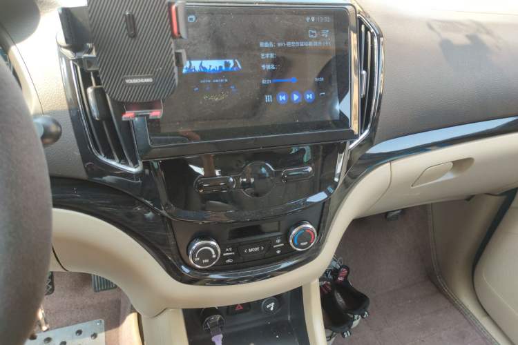 Used Baojun 730 2014 1.5L Manual Luxury Navigation ESP Version 7 Seats
