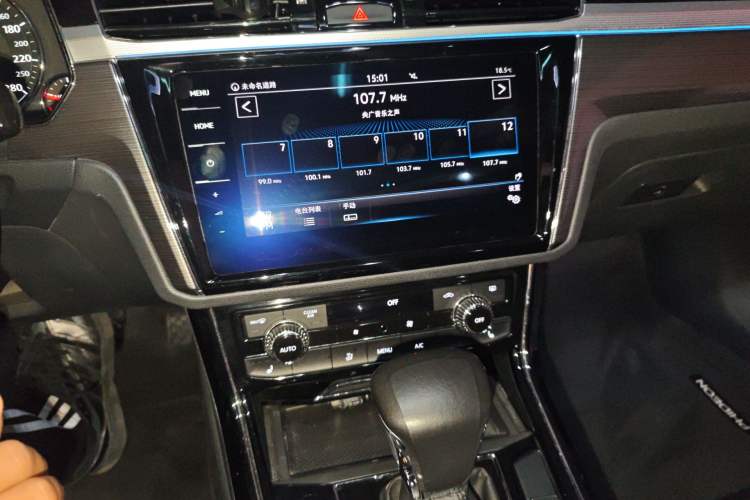 Used Volkswagen Phideon 2018 Revised Version 380TSI Two-Wheel Drive Business Edition Audio And AC Panel