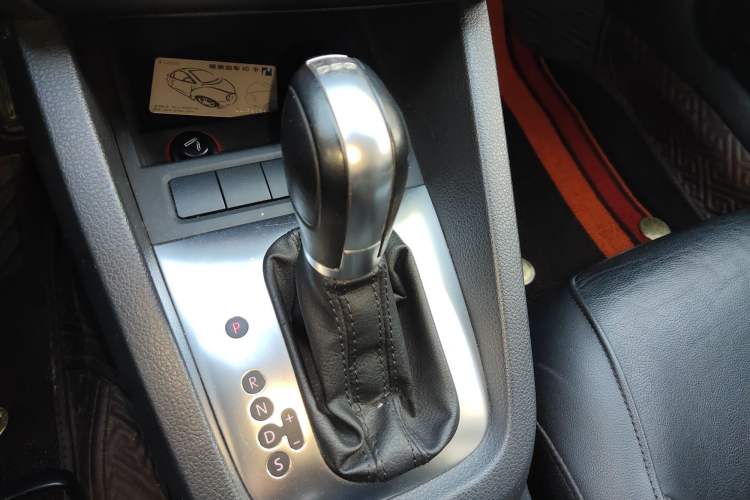 Used Volkswagen Sagitar 2014 1.4TSI Automatic Luxury Model Gear Lever