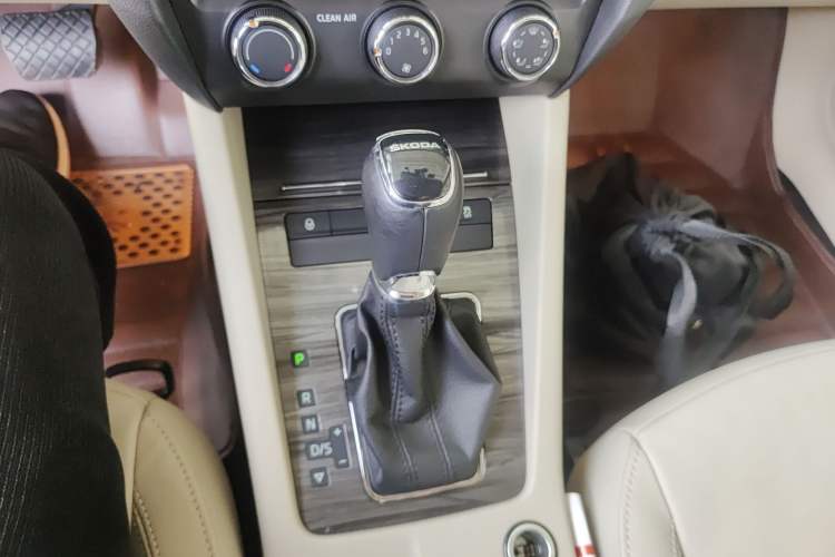 Used Skoda Octavia 2017 1.6L Automatic Smart Drive Edition Gear Lever