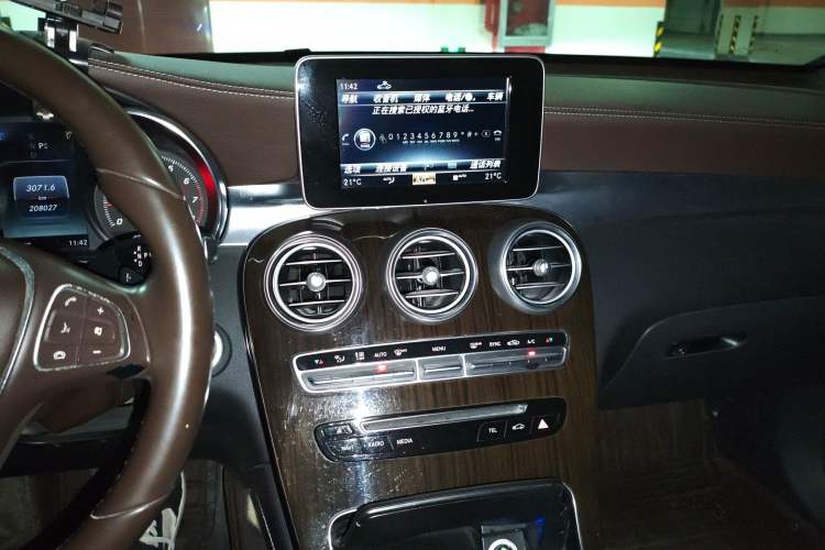 Used Mercedes-Benz GLC 2018 GLC 260 4MATIC Dynamic Edition Audio And AC Panel