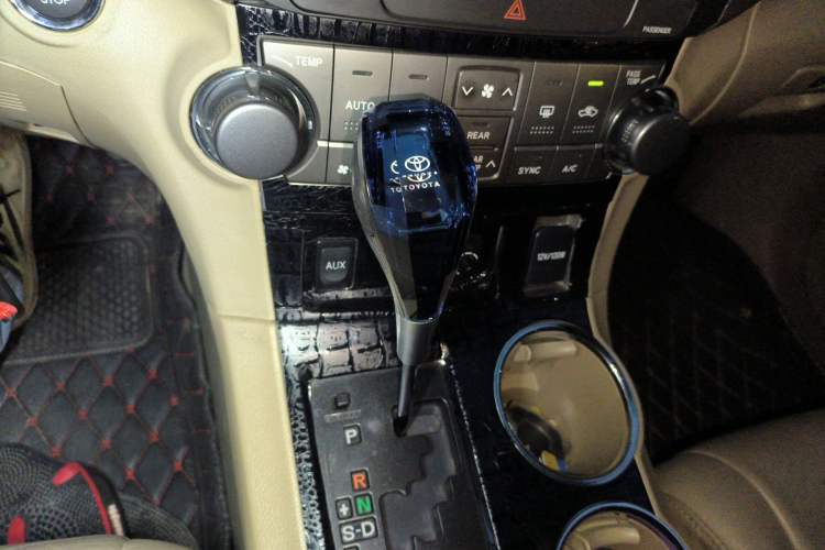 Used Toyota Highlander 2012 2.7L Two-Wheel Drive 7-Seater Luxury Edition Gear Lever