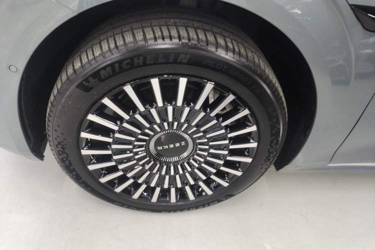 Used Zeekr 009 2024 Six-Seat Executive Version 4WD 108 kWh Left Front Wheel Hub