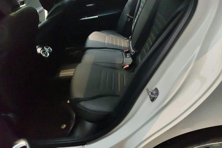 Used Mercedes-Benz C-Class New Energy 2024 Revised Version C 350 eL Left Rear Seat
