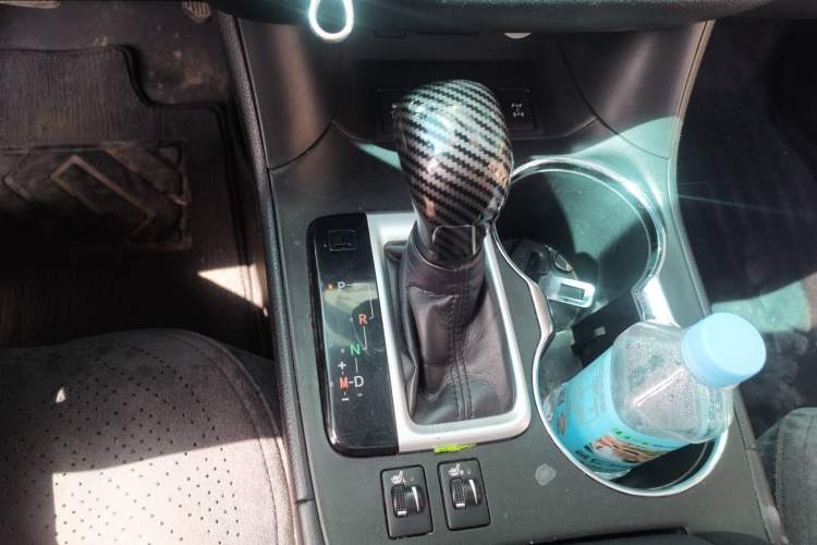 Used Toyota Highlander 2018 2.0T Four-Wheel Drive Luxury Edition 7 Seats China V Emission Standard Gear Lever