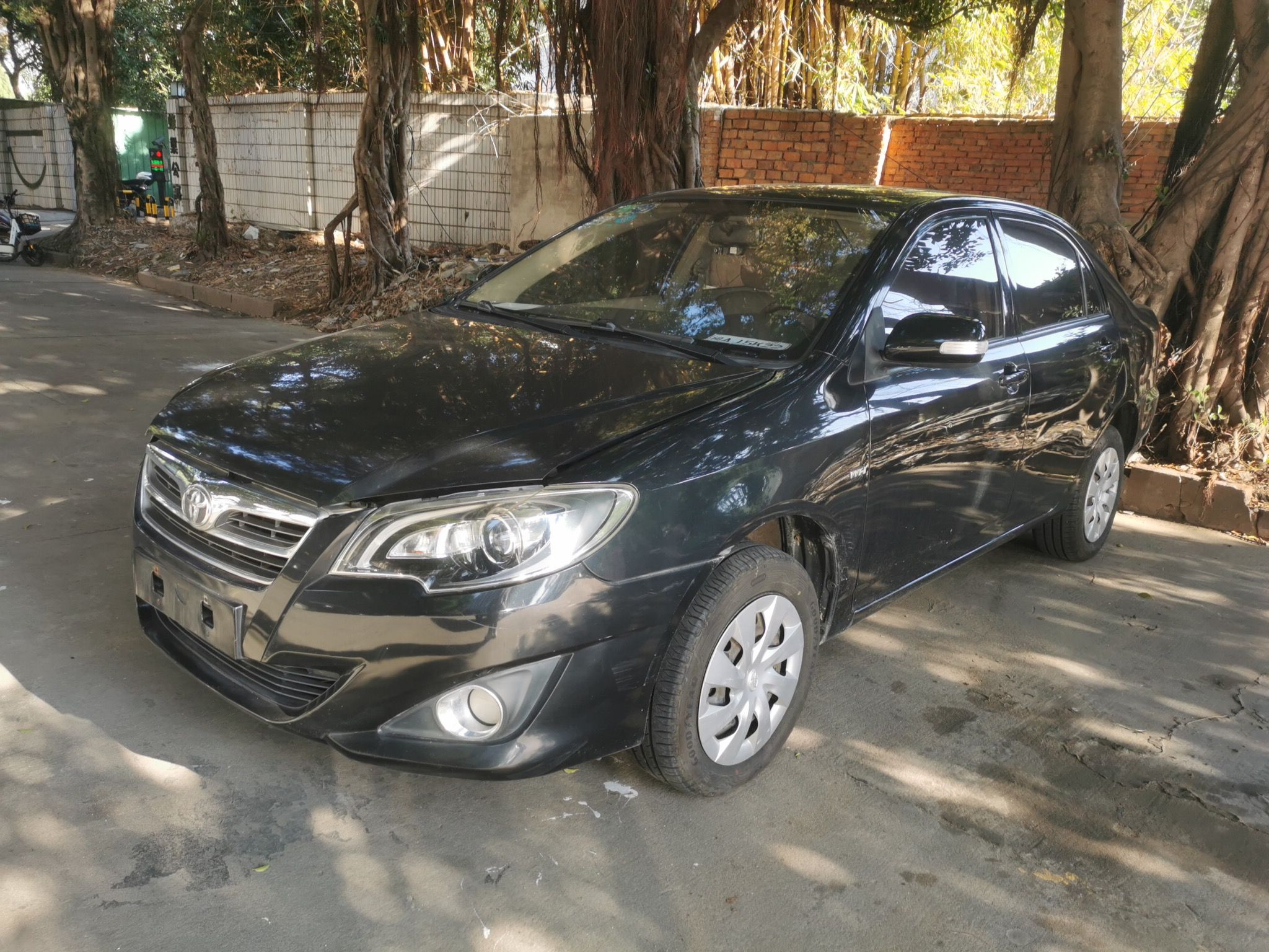 Под передней частью автомобиля