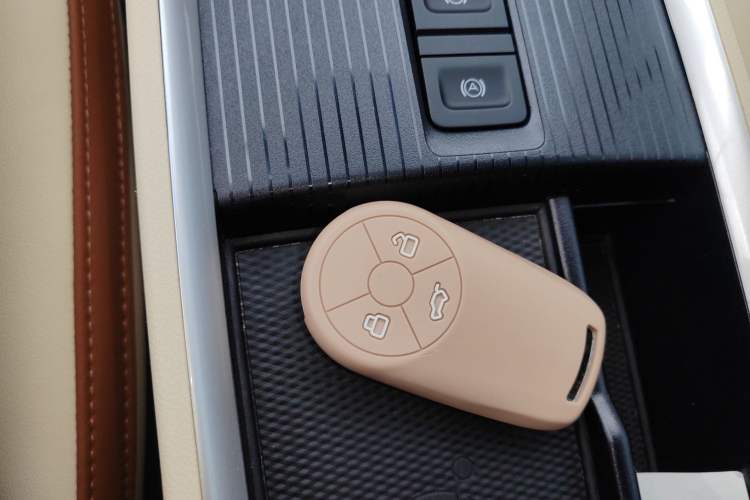 Used ORA Good Cat 2022 Morandi Edition 400km Standard Range Luxury Version Lithium Iron Phosphate Vehicle Key