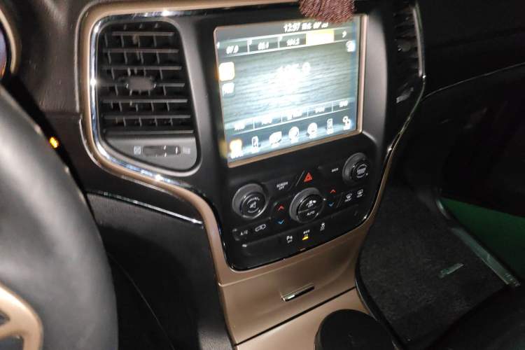 Used Jeep Grand Cherokee 2014 3.0L Comfort Navigation Edition Audio And AC Panel