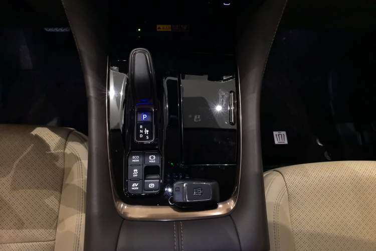 Used Toyota Vellfire 2024 Crown Dual-Engine 2.5L Supreme Executive Edition Gear Lever