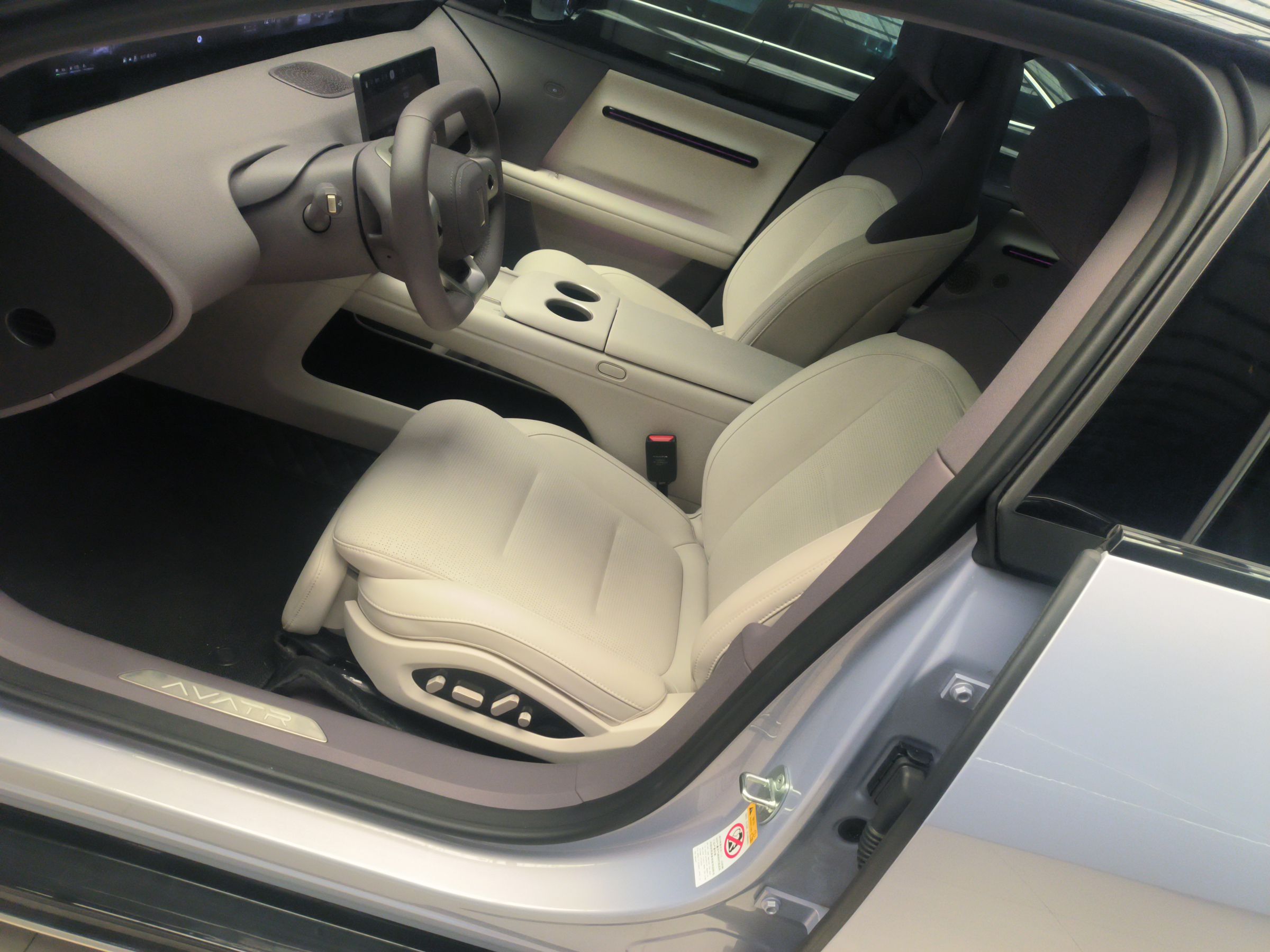 المقاعد الأمامية داخل السيارة