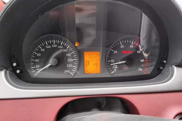 Used Mercedes-Benz Vito 2013 3.0L Elite Edition Odometer Close Up