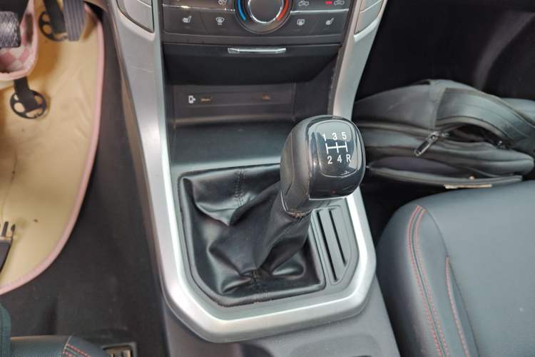 Used SAIC MAXUS T60 2017 2.4L Gasoline Manual Two-Wheel Drive High-Ride Elite Standard Van