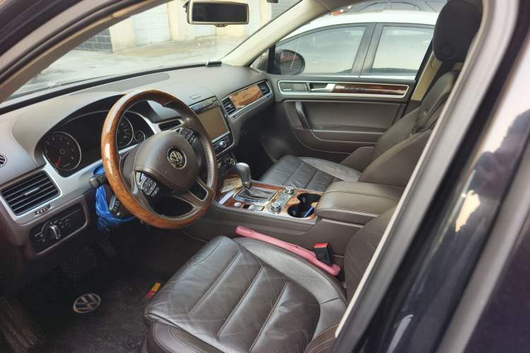 Used Volkswagen Touareg 2011 3.0 TSI High-End Version Left Front Seat