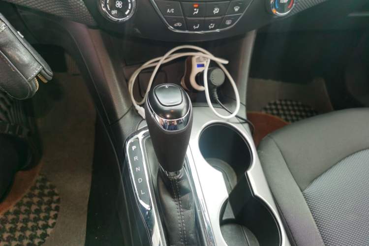 Used Chevrolet Cruze 2017 1.5L Hatchback Automatic Pioneer Sunroof Edition Gear Lever