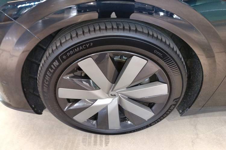 Used Li Auto i6 2025 Model Two-Wheel-Drive Standard Type Left Front Wheel Hub