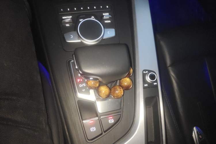 Used Audi A4L 2019 40 TFSI Fashion Edition China VI Emission Standard Gear Lever