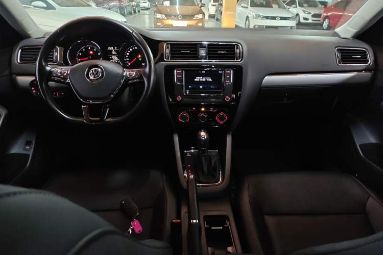 Used Volkswagen Sagitar 2018 1.6L Automatic Comfort Model Center Console