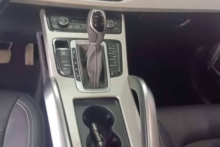 Used Geely Auto Emgrand X7 Sport 2018 1.8TD Automatic Two-Wheel Drive Smart Connect 4G Internet Edition
