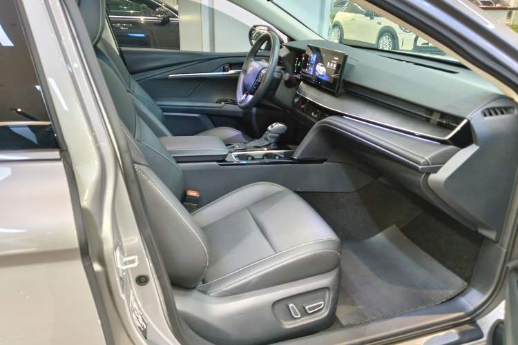 Used Toyota Camry 2026 Model Dual-Engine 2.0HSE Sport Lite Edition