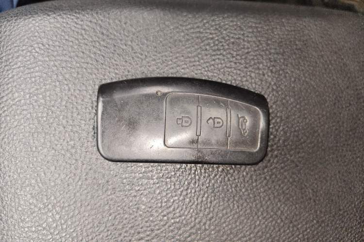 Used JMC Yusheng S350 2013 2.4T Automatic 2WD Diesel Ultra-Luxury 7-Seater Vehicle Key