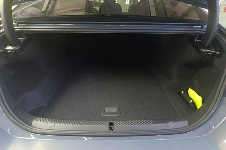 Used BMW i5 2024 eDrive 35L M Sport Package Trunk