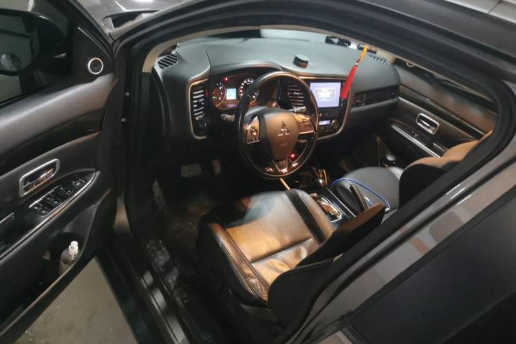 Used Mitsubishi Outlander 2018 2.0L Two-Wheel-Drive Jiale Edition 7-Seater Driver Seat