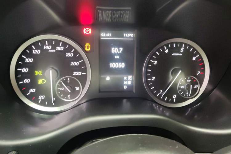 Used Mercedes-Benz Vito 2023 2.0T Business Version 7 Seats Odometer Close Up