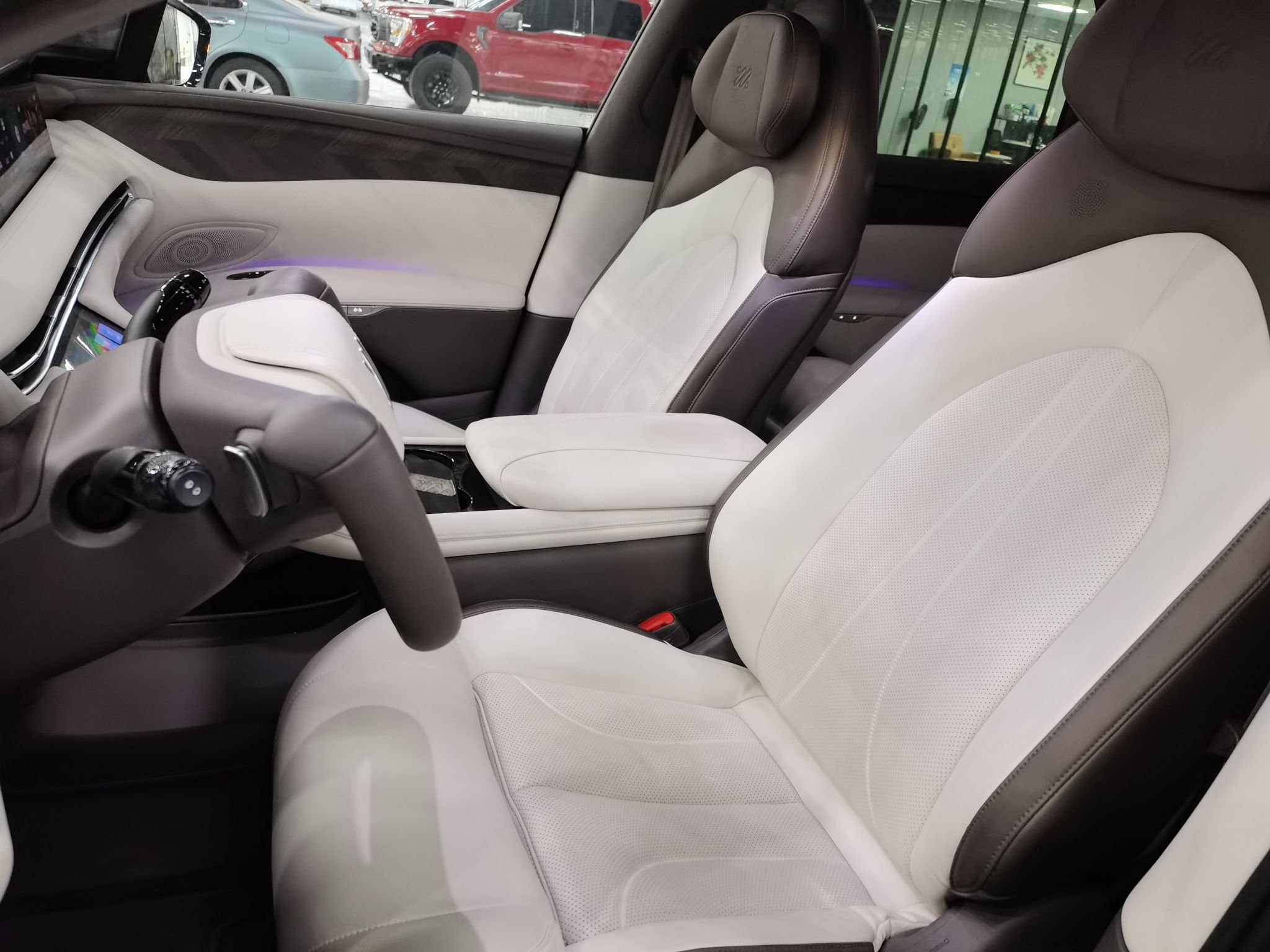 المقاعد الأمامية داخل السيارة