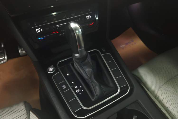 Used Volkswagen Magotan 2023 2 Million Units Commemorative Edition 330TSI DSG Luxury Version Gear Lever