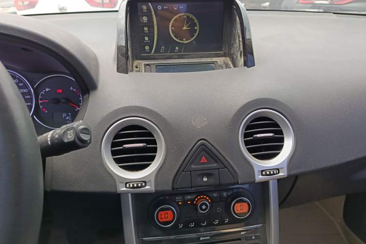 Used Renault Koleos 2014 2.0L Two-Wheel Drive Fashion Edition Audio And AC Panel