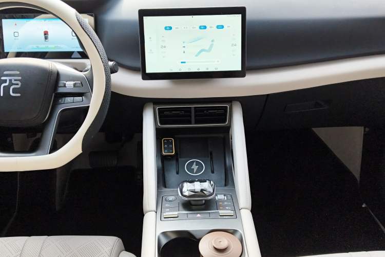 Used BYD Yuan UP 2024 401 km Active Version Audio And AC Panel