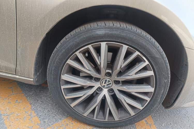 Used Volkswagen FAW-Volkswagen CC 2016 1.8TSI Luxury Model Right Front Wheel Hub