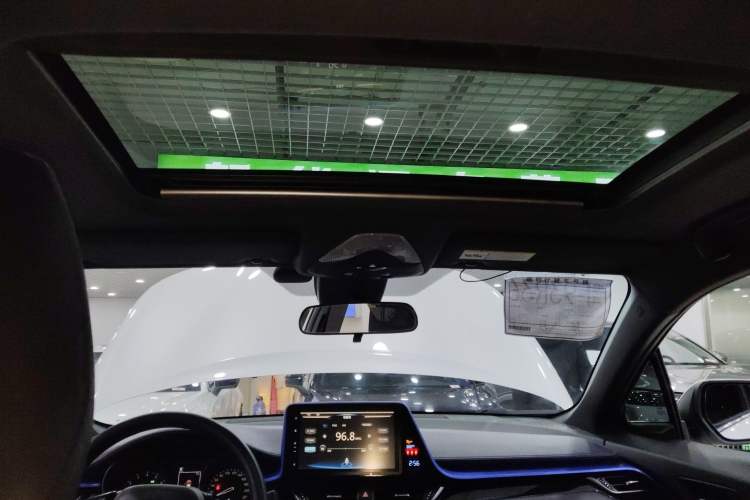 Used Toyota C-HR 2018 2.0L Leading with Sunroof China VI Standard Headliner