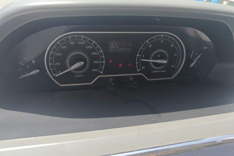 Used SAIC MAXUS Xintu V80 2018 2.5T AMT Elite Edition Short Wheelbase Mid-Roof Design 5-6 Seater Instrument Cluster