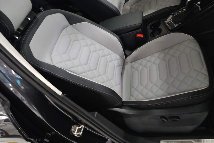 Used Volkswagen Tayron 2024 300TSI Two-Wheel-Drive Luxury Plus Advanced Version Right Front Seat