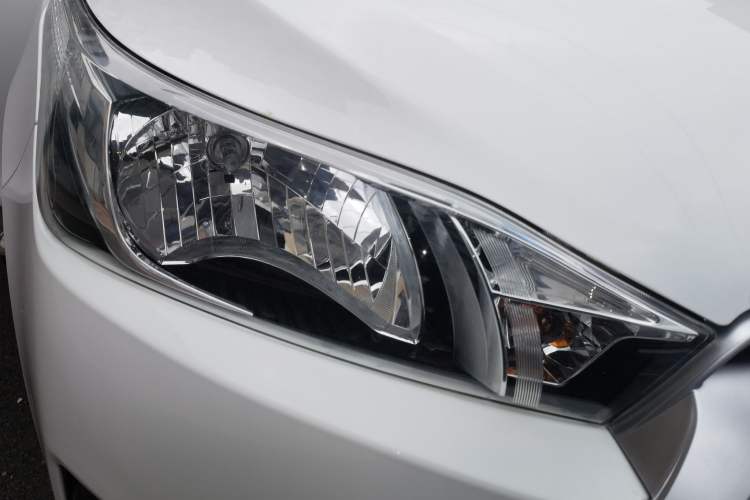 Used Toyota YARiS L Zhi Xuan 2015 1.5E Automatic Charm Edition Right Front Headlight