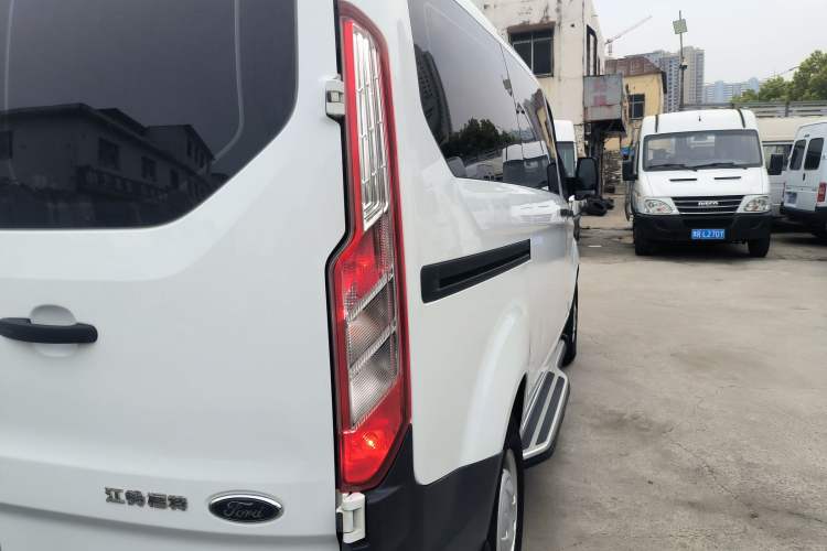 Used Ford Transit 2019 2.0T Diesel Multi-Purpose Commercial Vehicle Short Wheelbase Low Roof 6-Seater China VI Standard