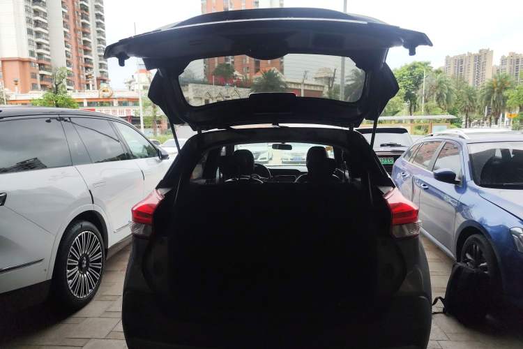 Used Nissan Kicks 2019 1.5L CVT Cool Enjoy Edition Trunk