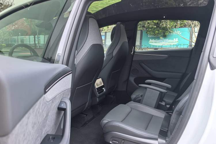 Used Tesla Model Y L 2025 Model Long-Range All-Wheel-Drive Version