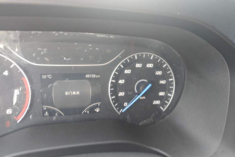 Used JMC Fushun 2023 2.0T Automatic Long-Wheelbase Mid-to-High Roof Commercial Van-Type Transport Vehicle – 2/3 Seats