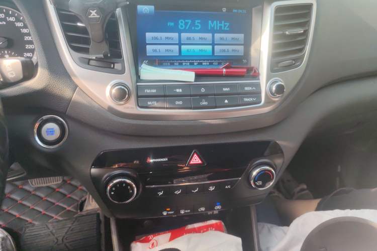 Used Hyundai Tucson 2015 2.0L Automatic Two-Wheel Drive Smart Version Audio And AC Panel