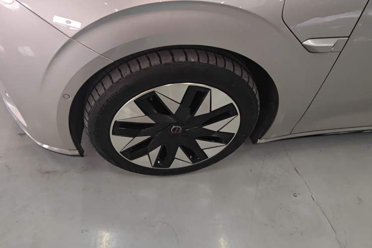 Used Volvo EM90 2025 Ultra Six-Seater
